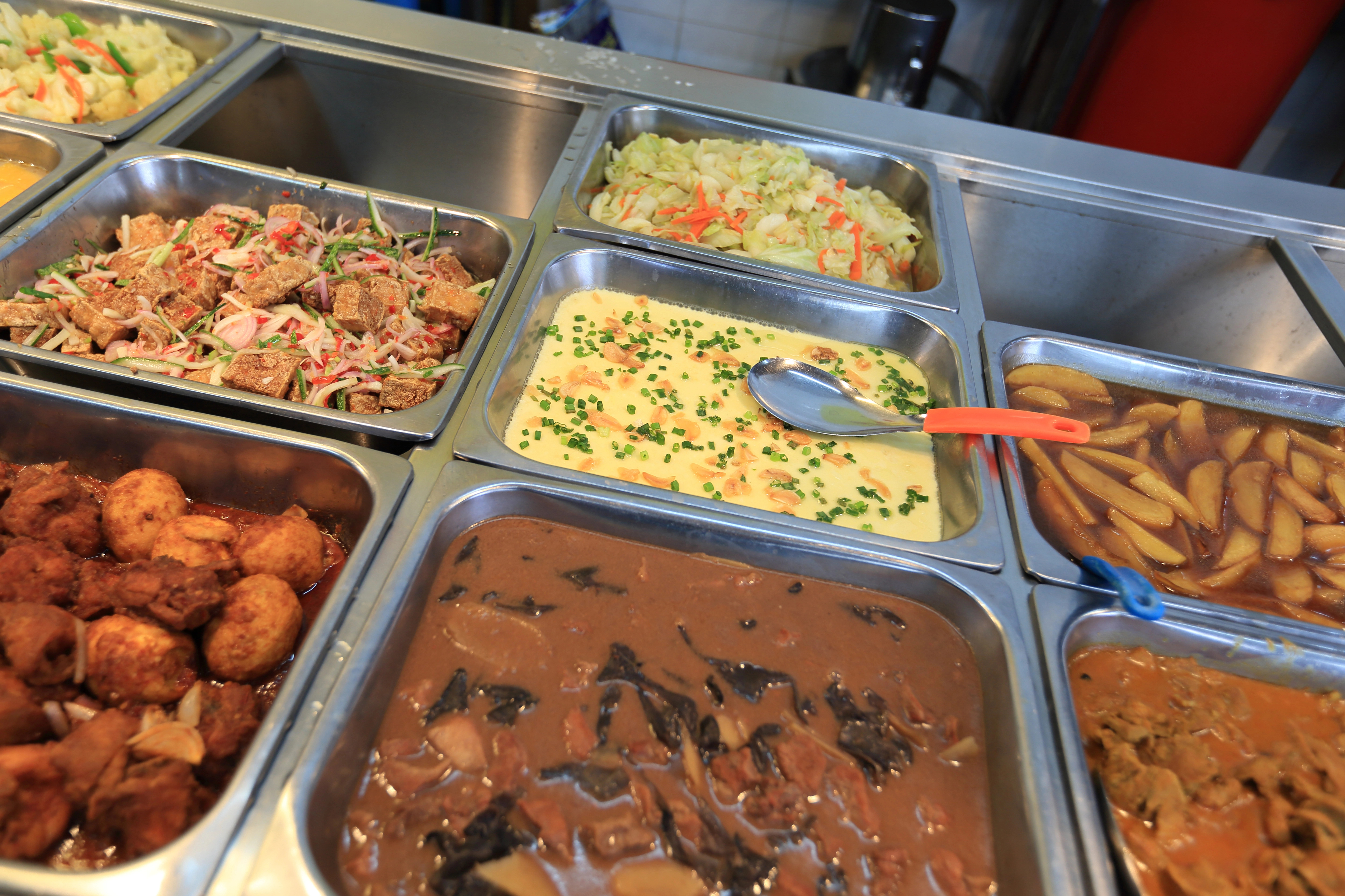 Buffet variado Partner Food con opciones saludables y deliciosas